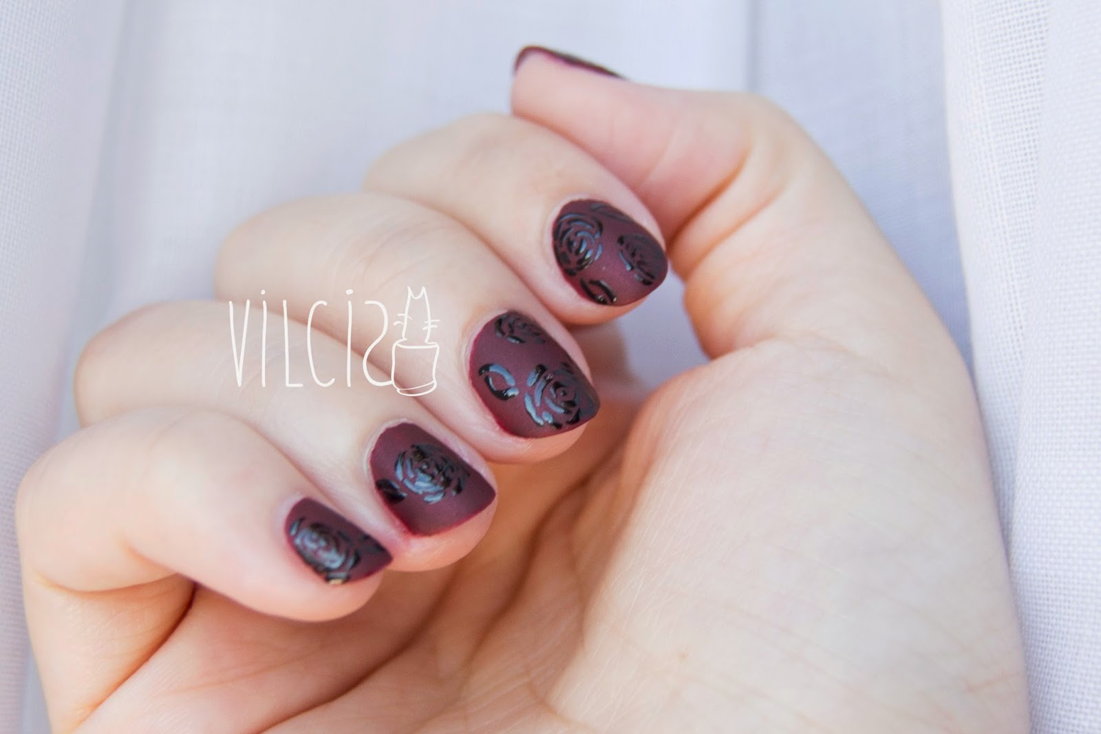 uñas oscuras cortas