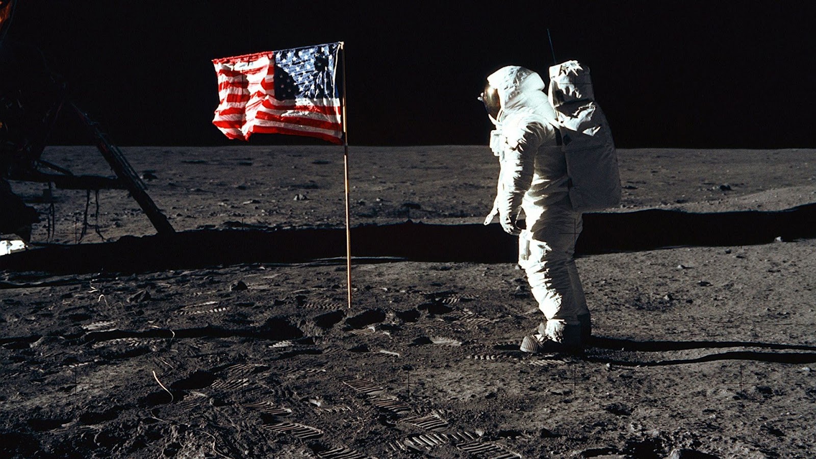 http://4.bp.blogspot.com/-iSiaqBXzS8c/UCY3lx3YZKI/AAAAAAAAMb8/JN-4Ti4eFZ4/s1600/buzz-aldrin-and-the-u.s.-flag-on-the-moon_1920x1080_48912.jpg