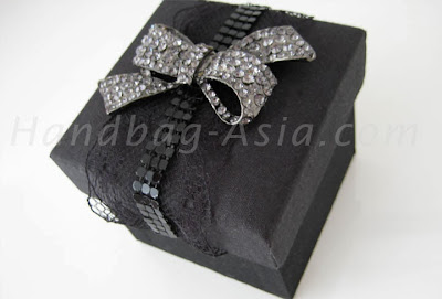 http://handbag-asia.com/black-silk-favor-box.htm