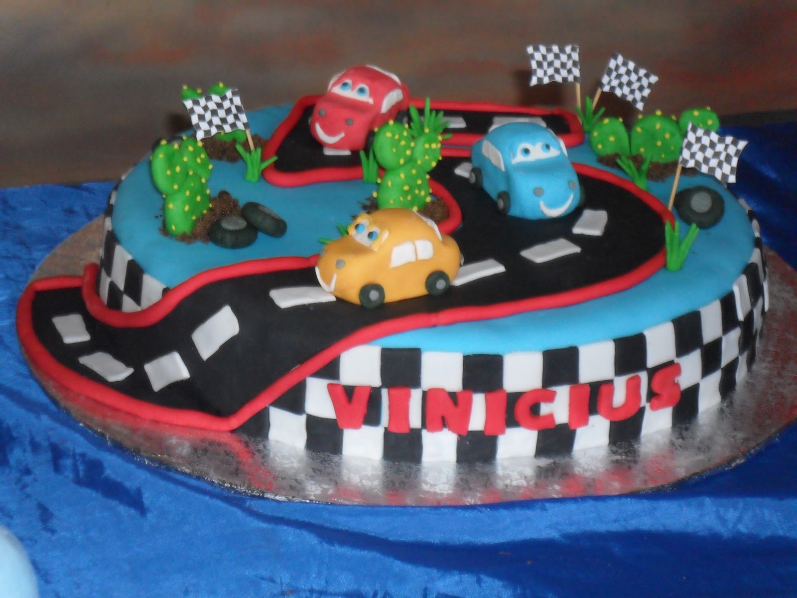 Mara Medeiros Arte em bolos e doces: Festa infantil com tema: Carros