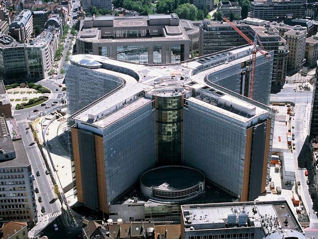 EN LA BERLAYMONT BRUSELAS BÉLGICA ESTA LA SUPER-COMPUTADORA QUE VA A CONTROLAR LOS MICROCHIPS 666.