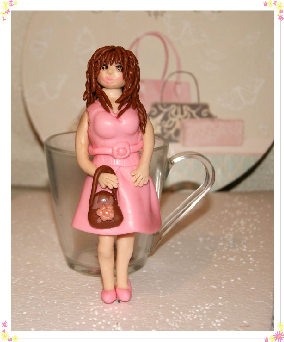 muñeca come espaguetis