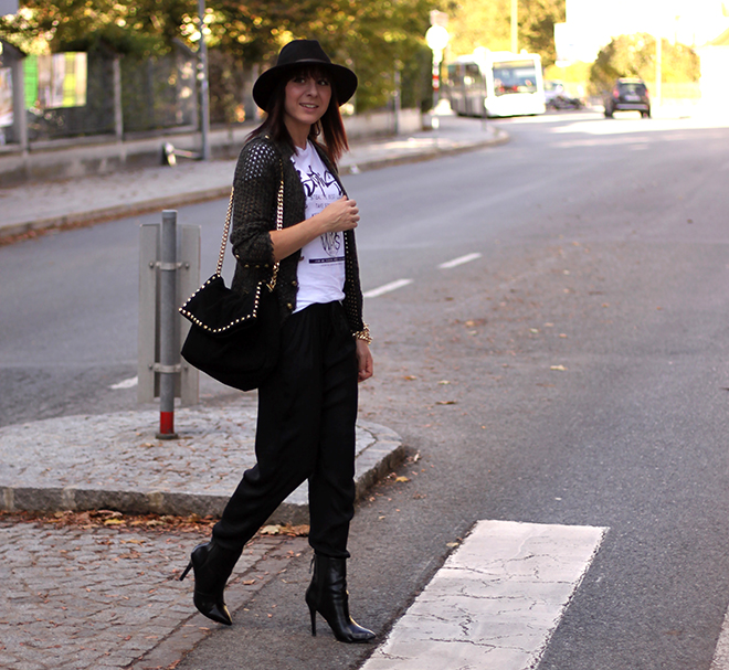 outfit-trend-fashionblogger-baggyhose-loosepants-printshirt-zara-ankleboots-khaki-fall-winter-hat