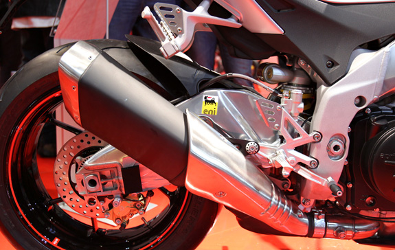 Spesifikasi Aprilia Tuono V4 R_b.jpg