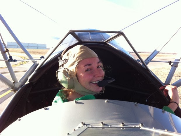 Amber Nolan em uma de suas caronas aéreas Amber Nolan em uma de suas caronas aéreas