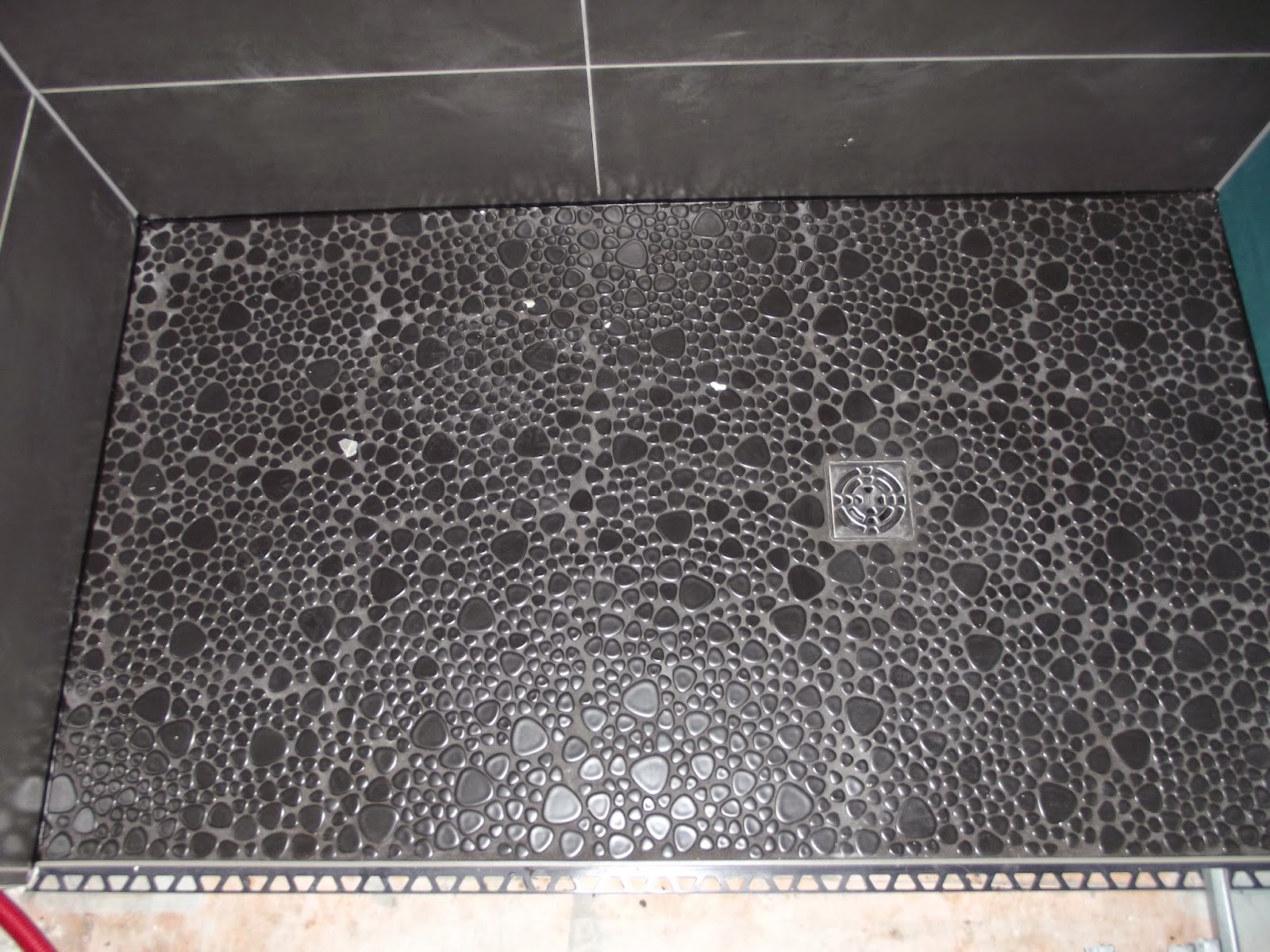 Concept carrelage création: salle d'eau turquoise et marron ...