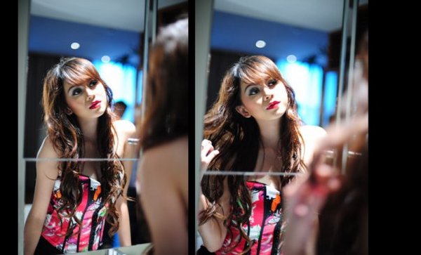 aura kasih terbaru foto model aura kasih berpose sensual di majalah