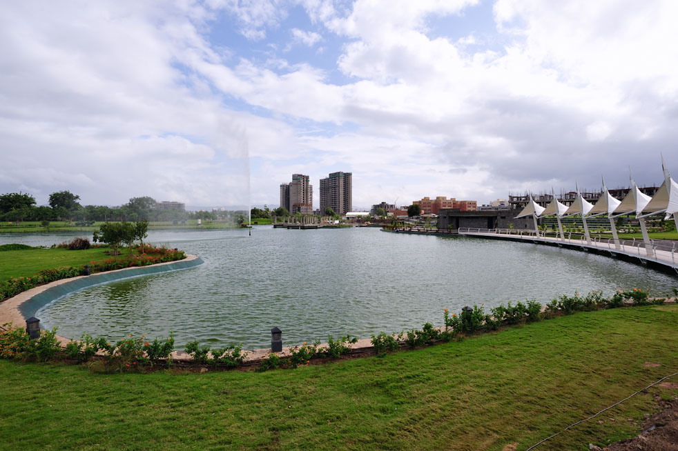 Amanora Park Town Magarpatta Cybercity and Amanora Park Town The