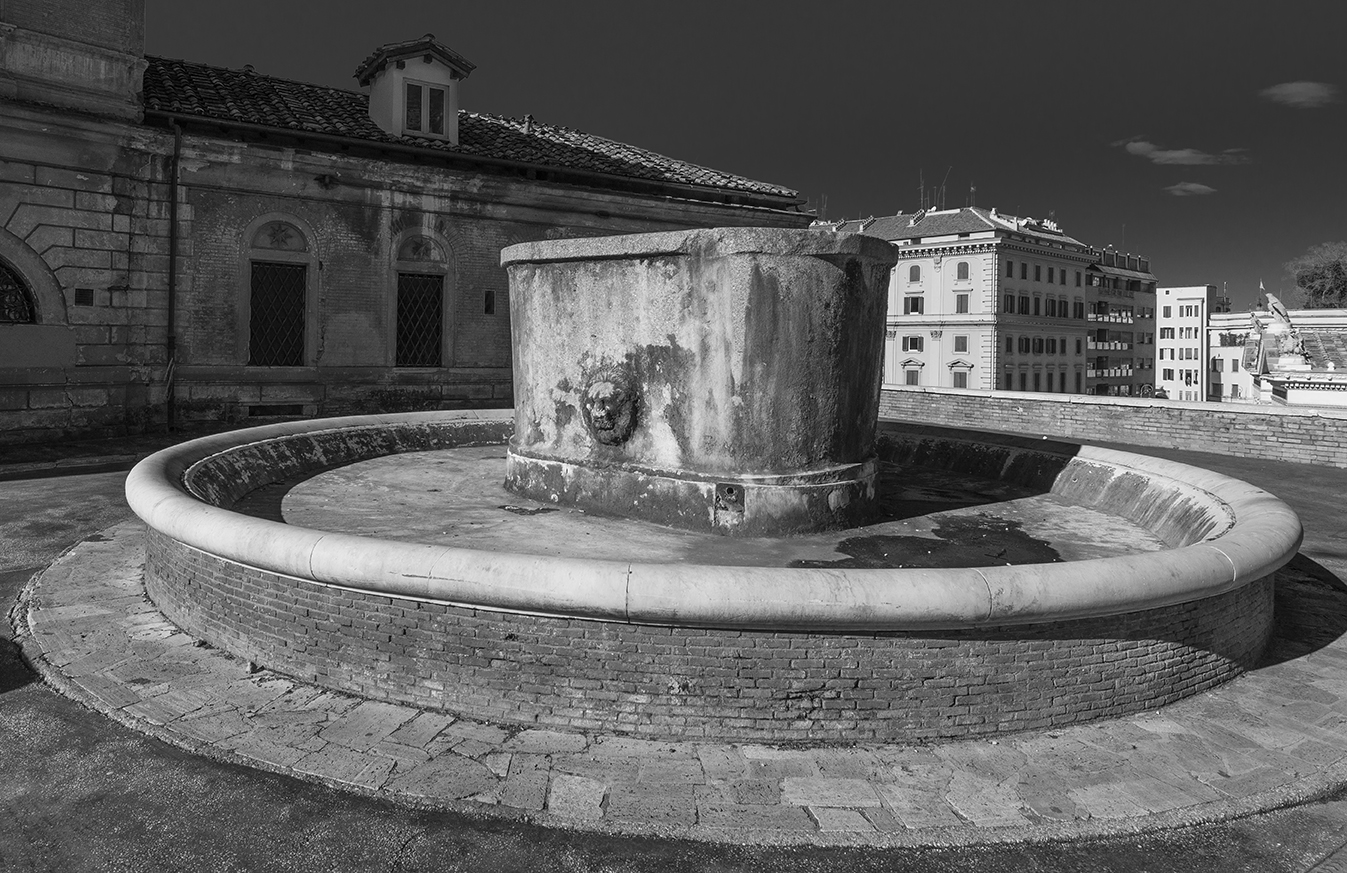 Innamorati di roma: la fontana di piazza venezia (1592) Vasca fontana