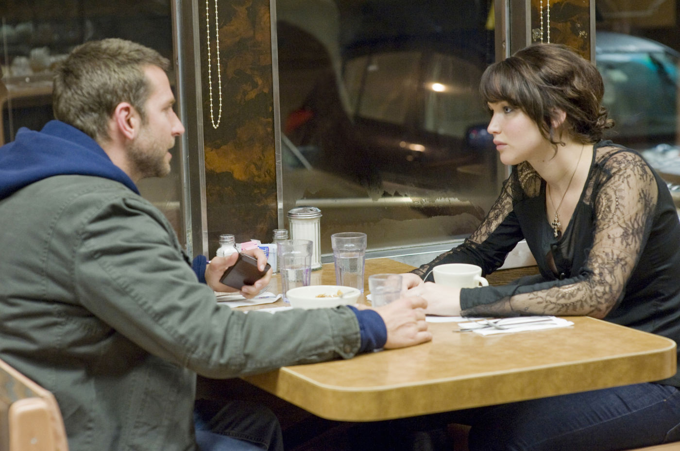 http://4.bp.blogspot.com/-iaJegvV25Ak/UM_S132EZKI/AAAAAAAACDQ/Nbebfss-g5A/s1600/silver-linings-playbook.jpg