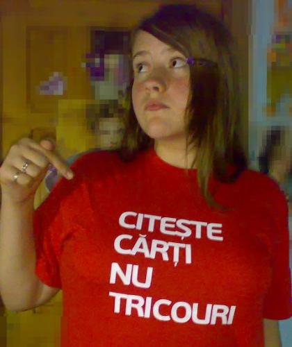 CITESTE CARTI NU TRICOURI!