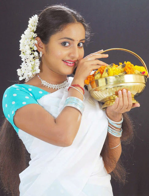 Kajal agarwal in White colour saree image