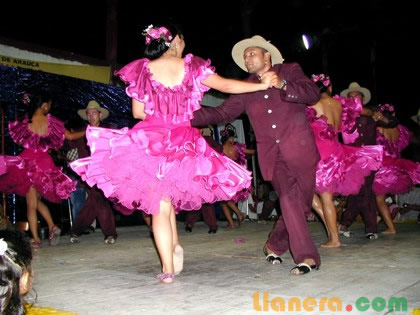 En la mujer se usaba tejida de hilo y negras, con el tiempo cambió y ahora se usan de cuero de res como también de colores para estar combinada con el