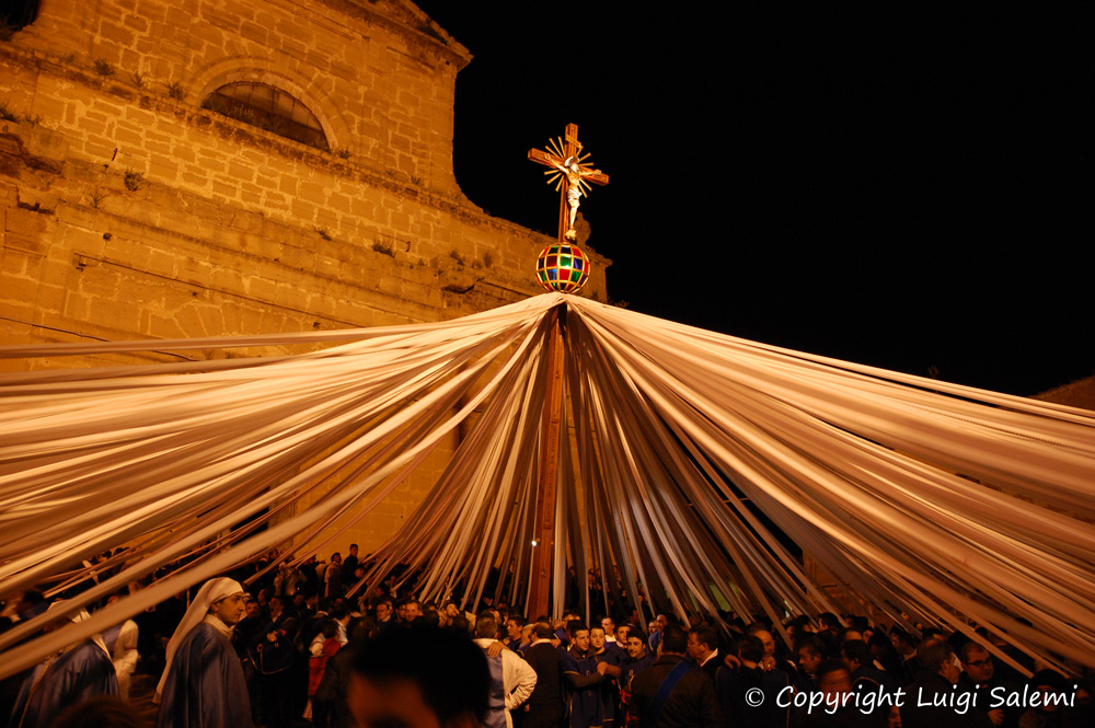 "Lu Signuri di li Fasci" davanti la chiesa Madre in attesa dell'urna e dell'Addolorata "Lu Signuri di li Fasci" davanti la chiesa Madre in attesa dell'urna e dell'Addolorata