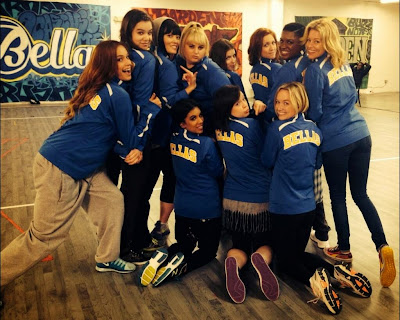 pitch perfect 2 set photo of Elizabeth Banks and the cast