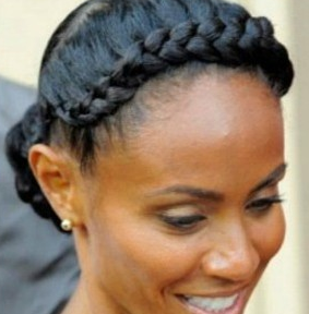 Comme son nom lindique, la tresse couronne consiste à réaliser une ou deux tresses collées à votre cuir chevelu, de manière à obtenir un effet couronne de