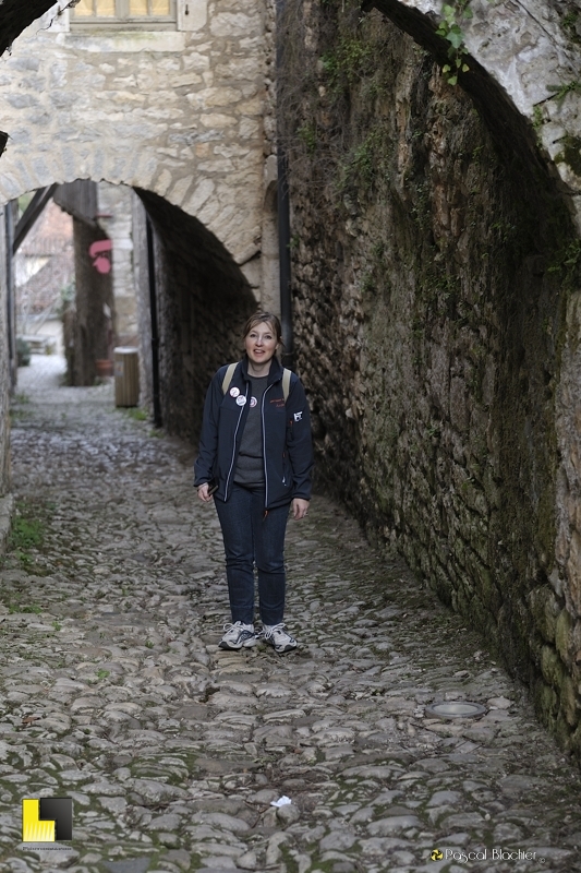 Valérie Blachier dans les ruelles de saint Cirq Lapopie photo pascal blachier