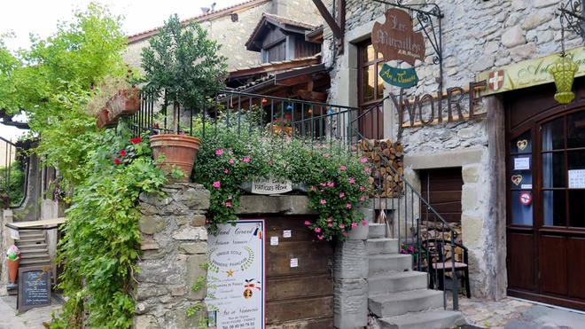 [Image: lang-mang-hoa-no-khap-noi-quanh-ngoi-nha-da-6.jpg]