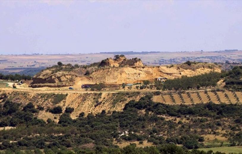 Αμφίπολη: Διαμαρτυρήθηκαν στο λόφο Καστά για το κλείσιμο σχολείου Αμφίπολη: Διαμαρτυρήθηκαν στο λόφο Καστά για το κλείσιμο σχολείου