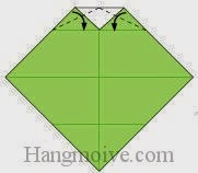 Bước 4: Gấp hai mép góc tờ giấy xuống phía dưới. Bước 4: Gấp hai mép góc tờ giấy xuống phía dưới.