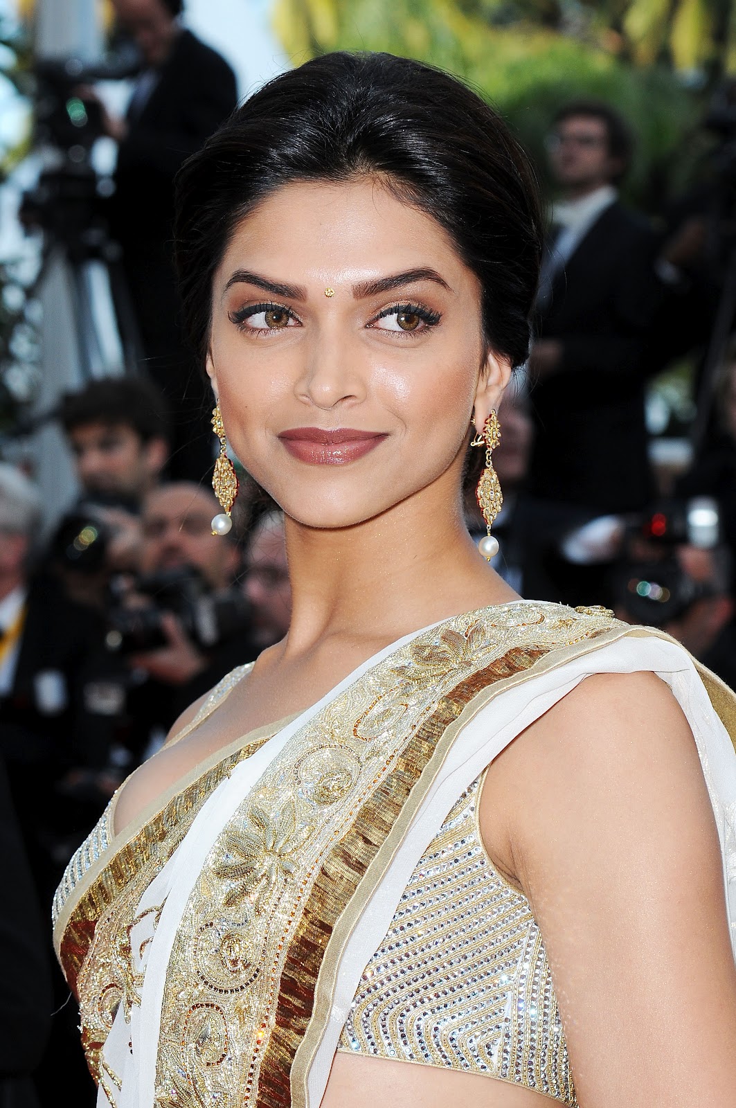 High Quality Bollywood Celebrity Pictures: Deepika Padukone Looks Hot