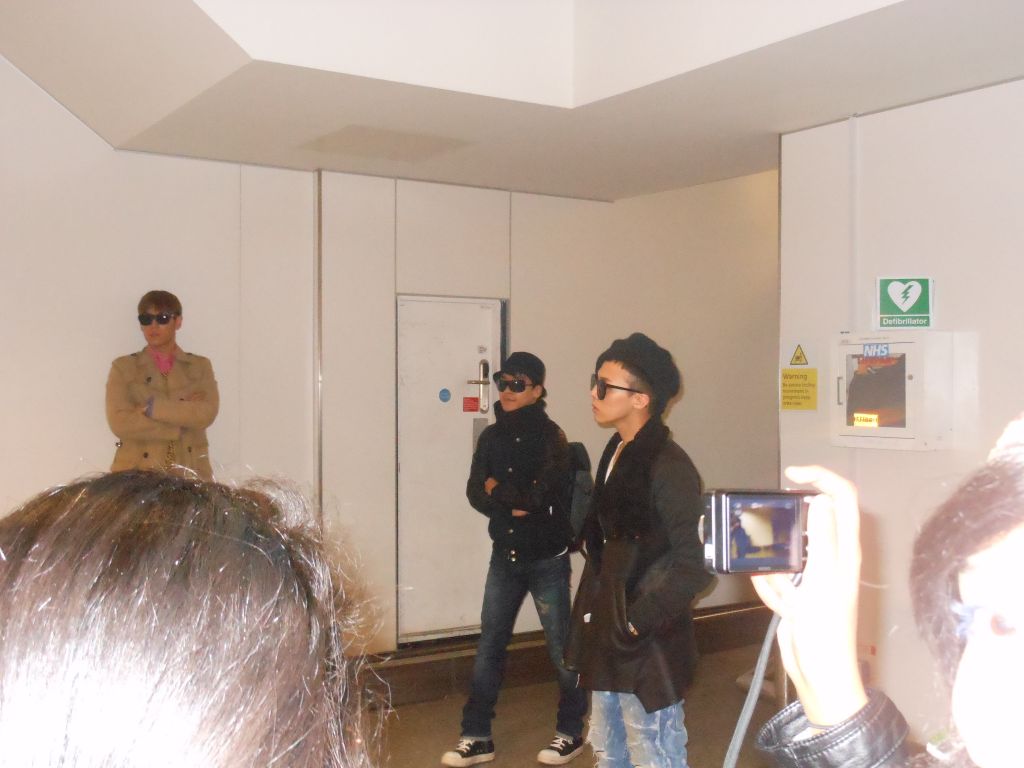 [Vids/Pics] Big Bang en el aeropuerto de Heathrow, volviendo a Corea desde Londres Bigbang+2