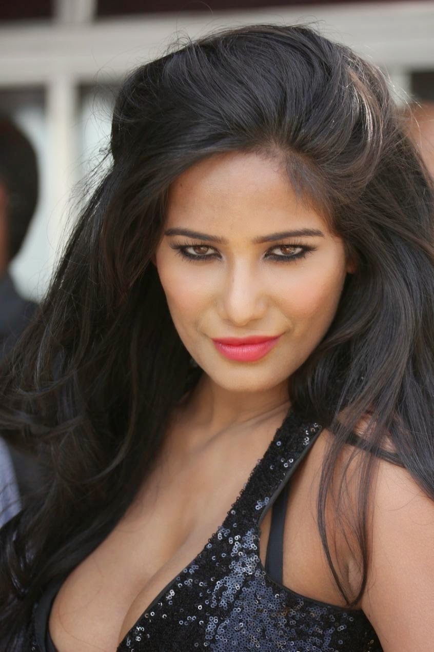 Poonam Pandey : Poonam Pandey Shocking Hot Big Cleavage Exposed through Black Skirt Poonam Pandey : Poonam Pandey Shocking Hot Big Cleavage Exposed through Black Skirt