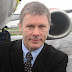Bruce mostra as instalações da Cardiff Aviation