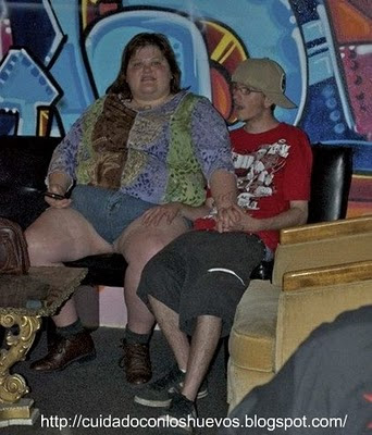 PAREJAS MUY RARAS. CUIDADO CON LOS HUEVOS