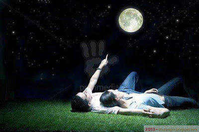 Romantic-couple-resting-moon-light(2013-wallpaper.blogspot.com)