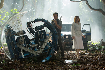 Still of Chris Pratt and Bryce Dallas Howard in Jurassic World