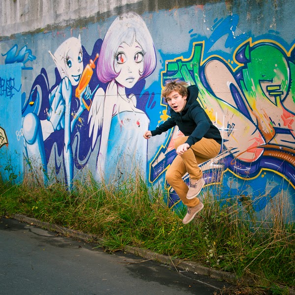 photo de jeunes adolescent sur mur avec tags par Bernard Dollet photographe Nord Pas de Calais,Béthune, Beuvry