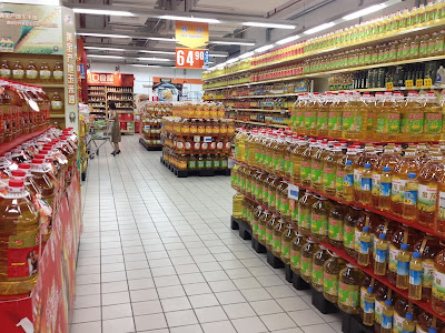 Oil store aisles in Shanghai Lots of oil in Shanghai stores