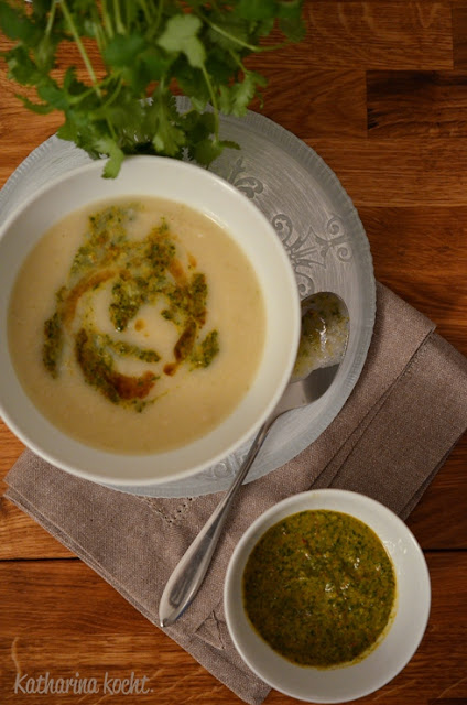 Selleriesuppe mit weißen Bohnen und Chermoula auf www.katharinakocht.com Sellerie Suppe weiße Bohnen Chermoula Knoblauch Zitrone Koriander Petersilie