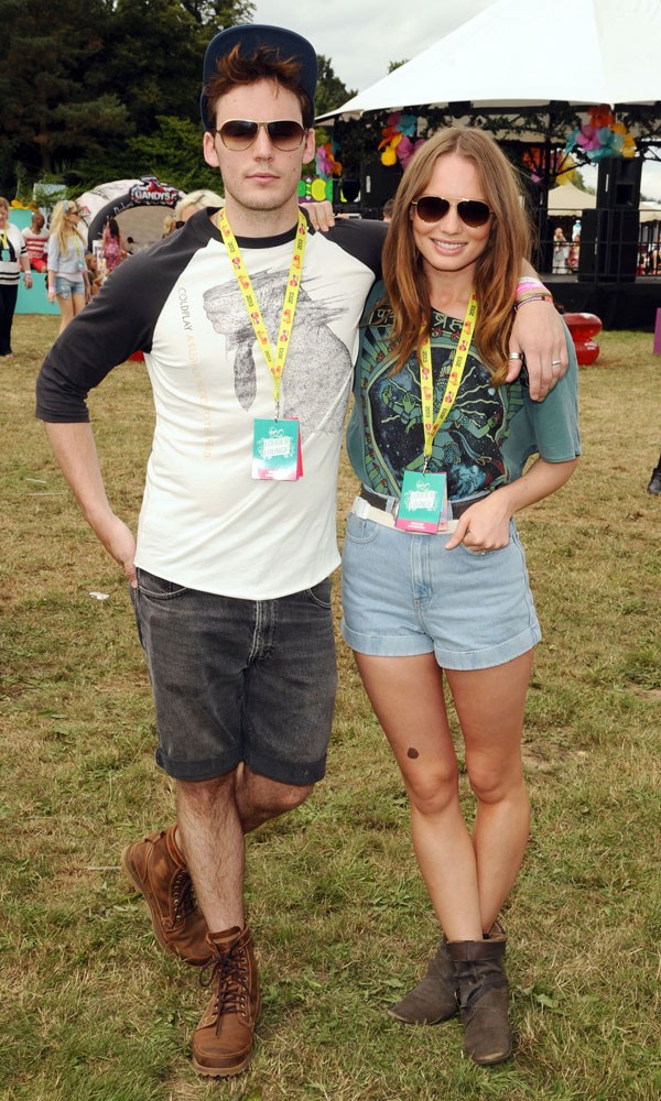 Nuevas fotos de Sam Claflin junto a su esposa en el V Festival Real