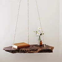 Ausgefallener Nachttisch selber bauen: Holzstamm mit Seil Ausgefallener Nachttisch selber bauen: Holzstamm mit Seil