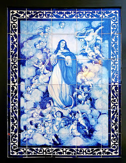 Sevilla - Inmaculada Concepción de la Plaza del Altozano (Mercado de Triana) Copia en azulejo de la Inmaculada de los Venerables, de Murillo