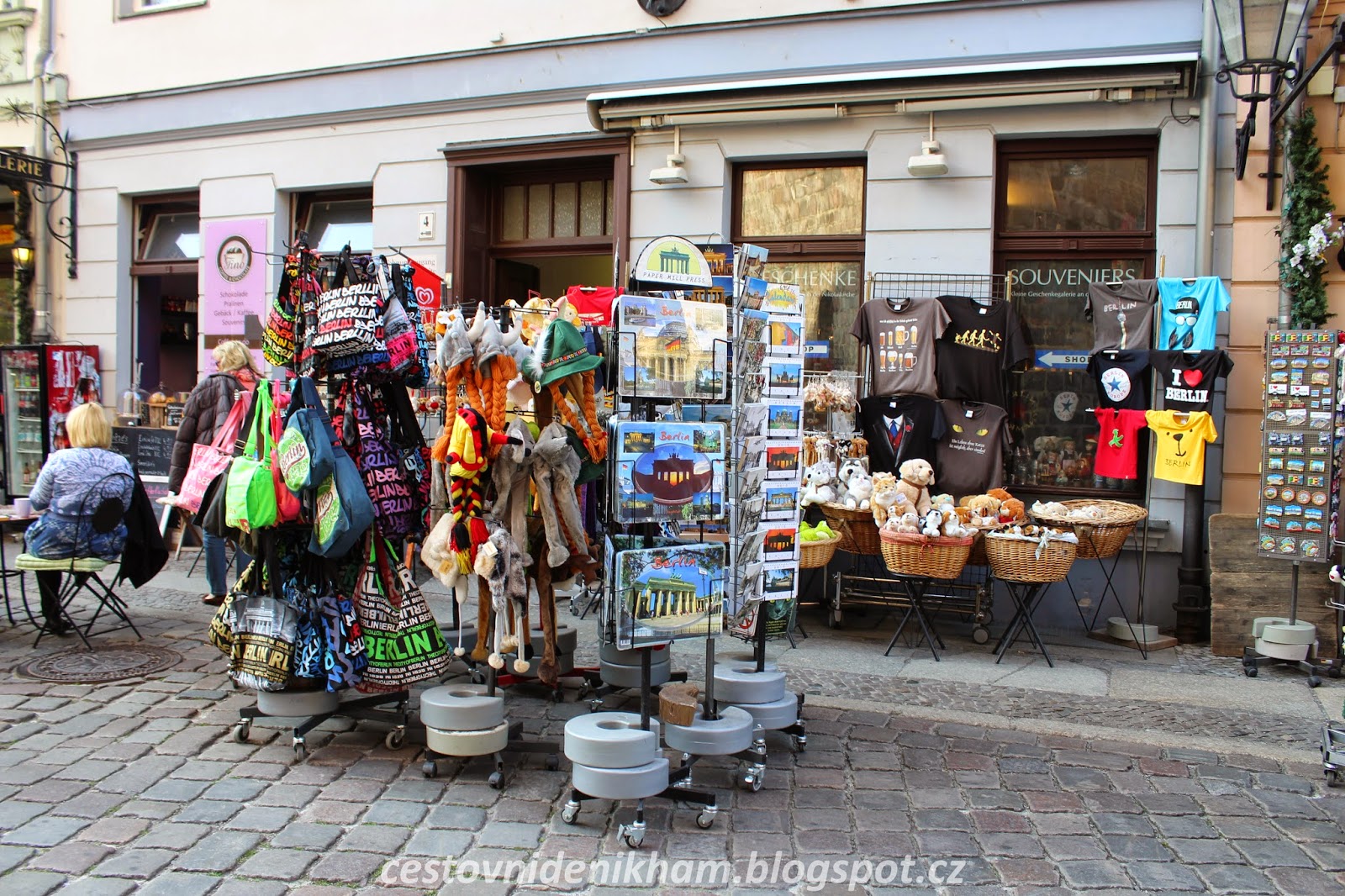 obchod se suvenýry // souvenir shop obchod se suvenýry // souvenir shop