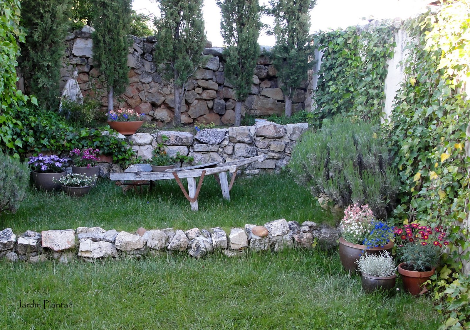 Jardinería Plantae: Macetas en el jardín