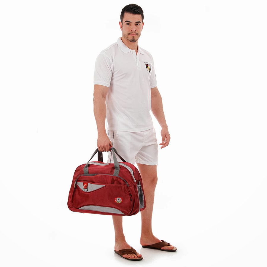 Homem usando chinelo de dedo - men in sandals - pés masculinos