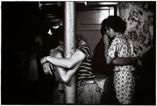 vintage everyday Black and White Photos of Teenage Gangs