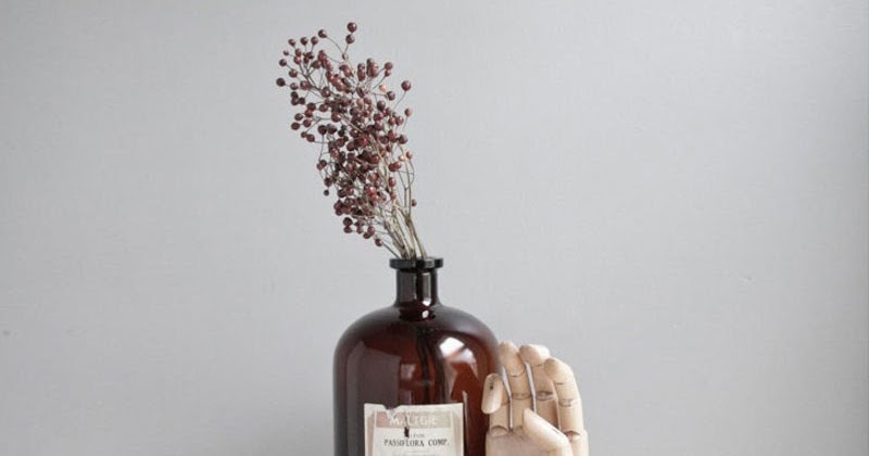 Ideas de cómo decorar con botellas vintage de boticario | Maria victrix