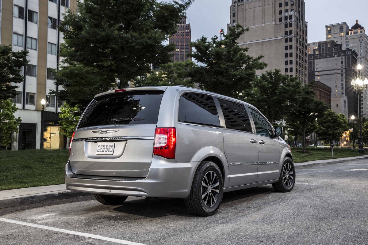 2011 - [Chrysler/Dodge/Lancia] Grand Voyager* - Page 6 2014+chrysler+town+&+country+30th+anniversary+rear