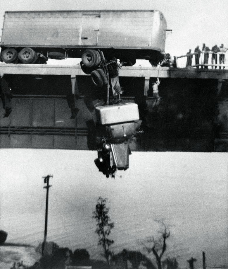 40 Amazing Historical Pictures - Paul Overby, one of two drivers trapped in the cab of a truck, is pulled to safety by a rope on the Pit River Bridge, over Shasta Lake, CA, 3 May 1953 40 Amazing Historical Pictures - Paul Overby, one of two drivers trapped in the cab of a truck, is pulled to safety by a rope on the Pit River Bridge, over Shasta Lake, CA, 3 May 1953