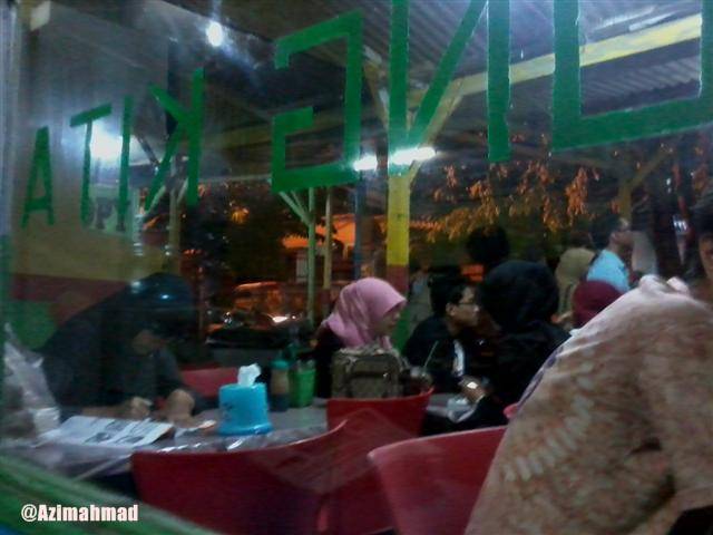 Gua normal kan? Tuh buktinya Gua tau itu cewek cakep terus gua foto *ehhhem*. Salah satu pengunjung warung disekitaran ITS.
