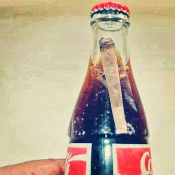 Homem encontra um baseado dentro de garrafa de Coca-Cola Homem encontra um baseado dentro de garrafa de Coca-Cola