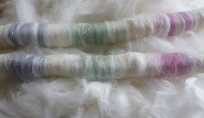 http://4.bp.blogspot.com/-j6WF_mxl8KQ/UWAikd1FBiI/AAAAAAAADMg/P-YyQnY7rZE/s400/04a+--+angora+rolags+on+white+fiber.JPG