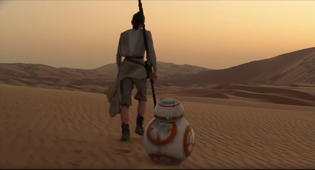Daisy Ridley (Rey) junto a BB-8 en una escena de Star Wars - El Despertar de la Fuerza