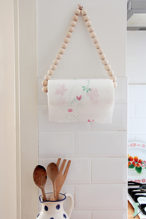 IDA interior lifestyle: DIY: paper towel holder