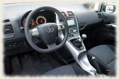 Autoškola Pavlin vozilo Auris unutra Autoškola Pavlin vozilo Auris unutra
